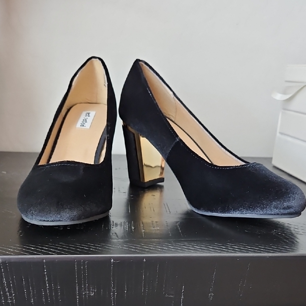 New Modcloth Black And Gold Heels